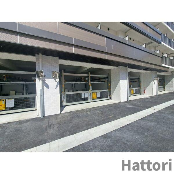 スプランディッド十三本町の駐車場