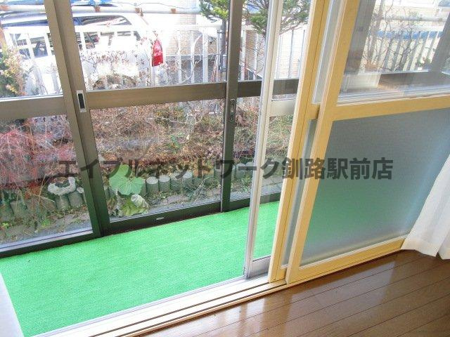 興津2丁目1-6借家のバルコニー