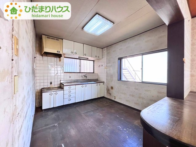 野田市山崎　中古戸建　昭和61年築のキッチン|広さのあるキッチンスペースです♪
冷蔵庫や食器棚を置いても余裕の広さ！
※ビルトインコンロではないので、取り付けが必要です。