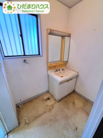 野田市山崎　中古戸建　昭和61年築の洗面所|ゆったりとした脱衣スペースなら、家事の作業効率UP！