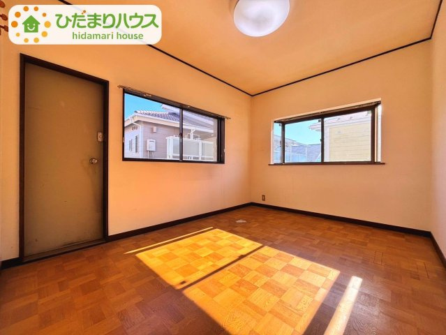 野田市山崎　中古戸建　昭和61年築の洋室|出窓に観葉植物を飾ったり、小物をディスプレイしたり、本を置いたりするなど、自分好みのレイアウトが楽しめます♪