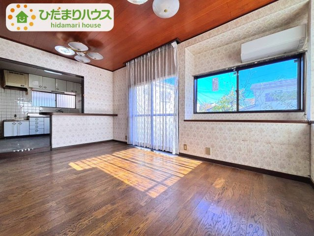 野田市山崎　中古戸建　昭和61年築の居間・リビング|風通しバッチリのリビングです(^^♪
キッチンスペースも合わせて14帖の空間となっております♪