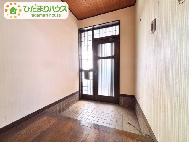 野田市山崎　中古戸建　昭和61年築の玄関|広々とした玄関です♪
灯りをたくさん取り込んでくれる造りになっているので、心も明るくなりますね♪