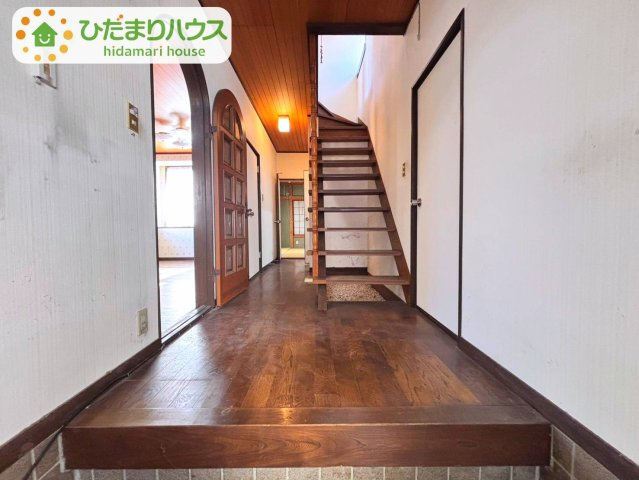 野田市山崎　中古戸建　昭和61年築の設備|玄関からすぐ左側がリビングです♪　奥には8帖の和室。右側には洗面室と浴室がございます。