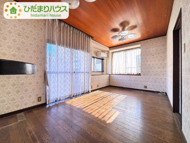 野田市山崎　中古戸建　昭和61年築の居間・リビング|南側に設置された3つの窓からはたっぷり日差しが入り込みます♪
