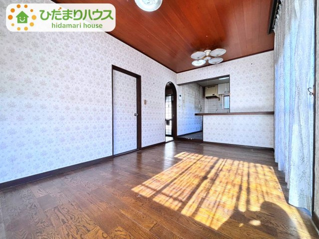 野田市山崎　中古戸建　昭和61年築の居間・リビング|お好みのクロスでリフォームすれば一気に印象が変わります♪