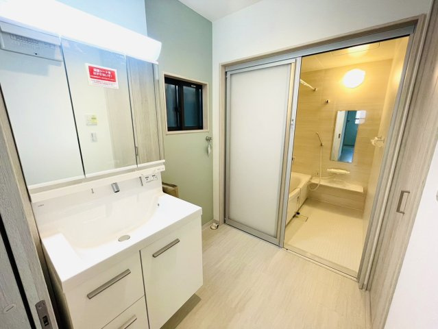 寺戸町岸ノ下の独立洗面台|【施工例】
1日の始まりの朝、歯磨きをしたりメイクや髪をセットしたり…使いやすさが考えられた洗面です。シャワー付水栓で洗面台での掃除に嬉しいですね♪