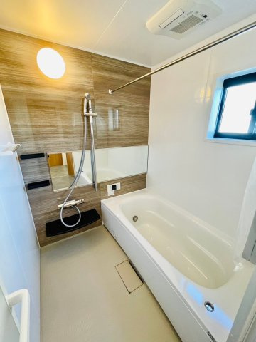 寺戸町岸ノ下の浴室|【施工例】
空気もこもらずいつもクリーンな浴室暖房換気乾燥機を標準装備。浴槽は足を伸ばせる1坪タイプです。