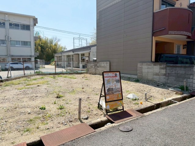 寺戸町岸ノ下の外観|【現地】
おうちの裏側が空きで開放感がたっぷり感じられます♪現地（2025年7月）撮影