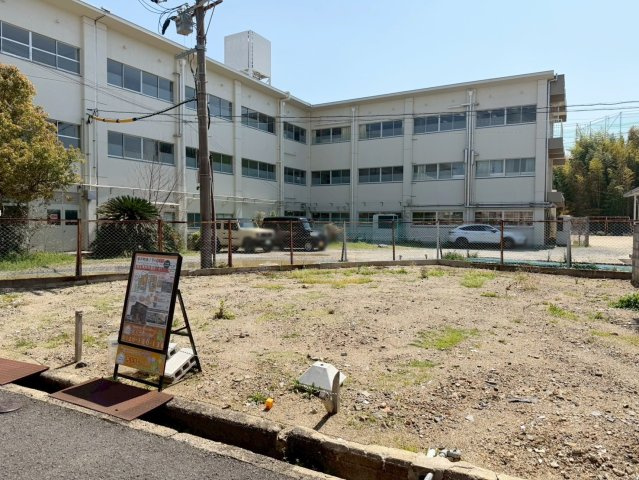 寺戸町岸ノ下の外観|【前道】
前道の様子も一緒に確認しましょう♪比較的車通りが少なく、お子様がいるご家庭も安心ですね♪現地（2025年7月）撮影