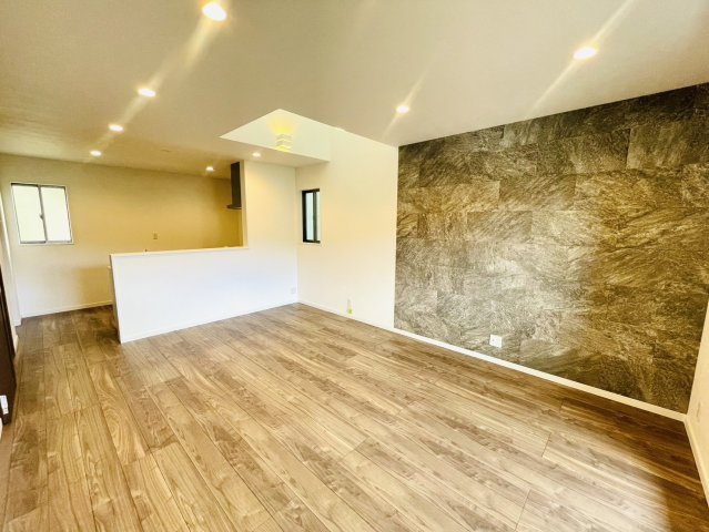 寺戸町岸ノ下の居間・リビング|【施工例】
20帖超のワイドなリビングはご家族も自然と集まる広さ！お気に入りのインテリアを置いたり等こだわりのリビング空間に♪