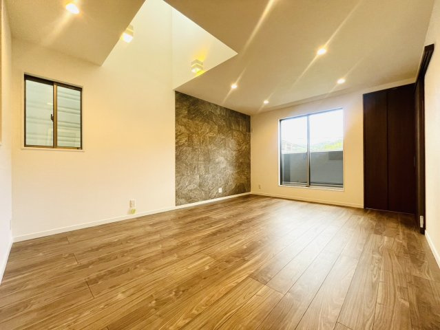 寺戸町岸ノ下の居間・リビング|【施工例】
リビングの吹抜は縦にも空間が広がり、お部屋に開放感をもたらす効果がございます。