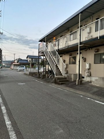 岐阜県名務原市1棟アパートの駐車場