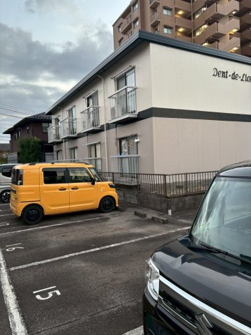 岐阜県名務原市1棟アパートの駐車場