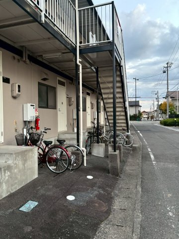 岐阜県名務原市1棟アパートの駐車場