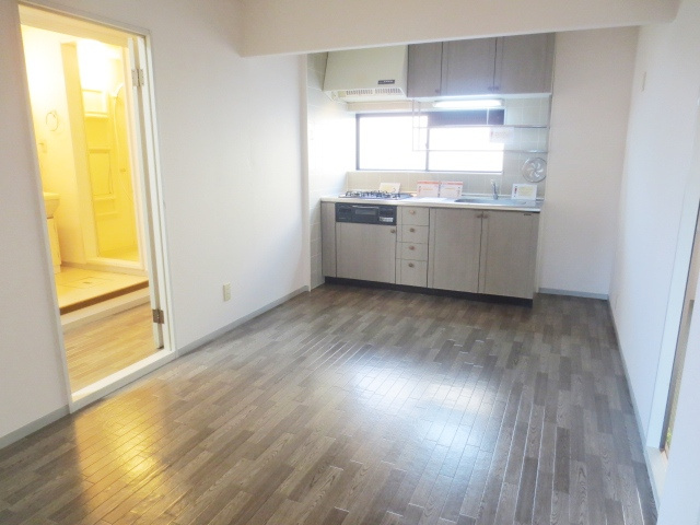 ジュネス戸田の居間・リビング|別号室の参考写真です。