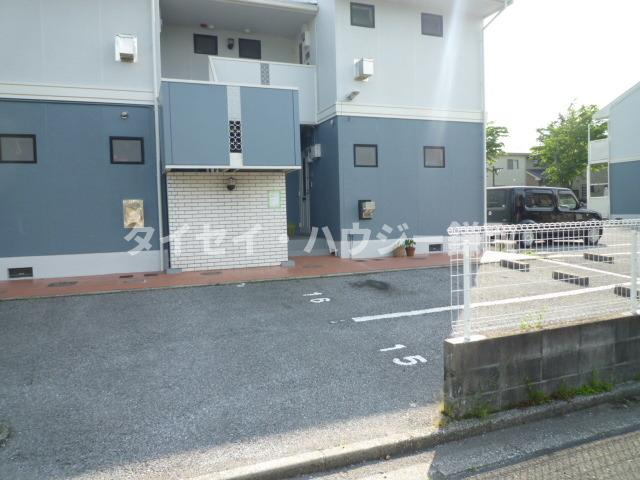 コーポ白百合　Ｅ棟のエントランス|敷地内に駐車場あります