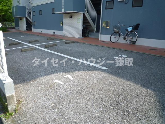 コーポ白百合　Ｅ棟の駐車場|敷地内に駐車場あります