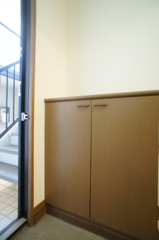 リリーヴィレッジＤ棟の玄関