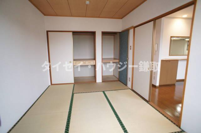 リリーヴィレッジＤ棟の和室|和室にも収納がありますよ