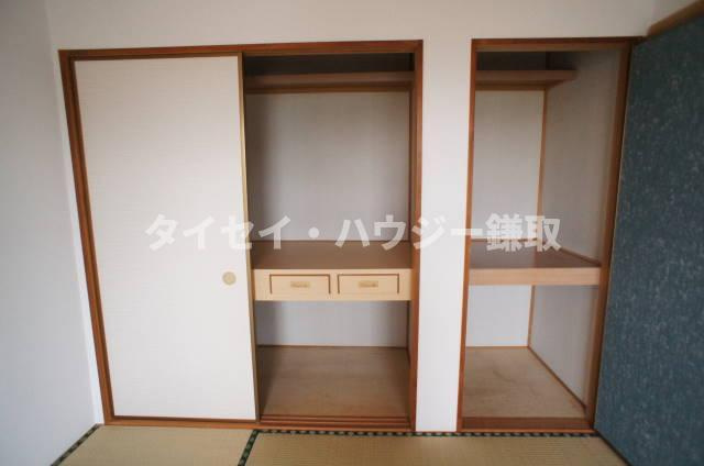 リリーヴィレッジＤ棟の和室|洋室・和室に広めの収納があります