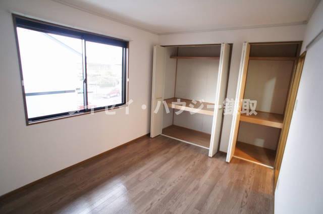 リリーヴィレッジＤ棟の洋室|北側の洋室にも窓&収納ありますよ