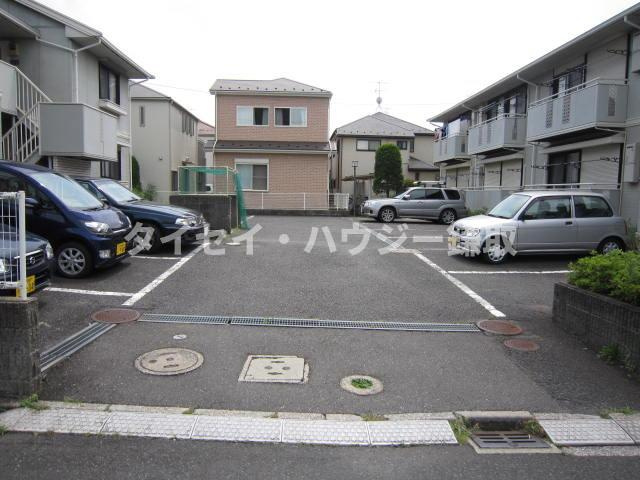 リリーヴィレッジＡ・Ｂ棟のエントランス|敷地内に駐車場ありますよ