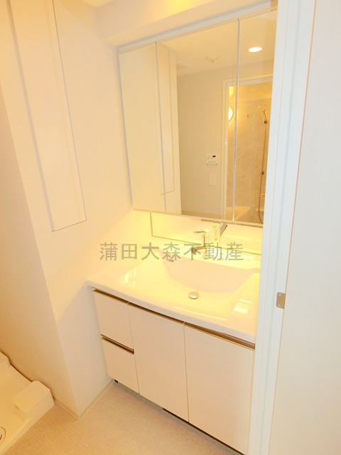 コンフォリア・リヴ大森西の洗面所|3面鏡の独立洗面台　洗面脱衣所　