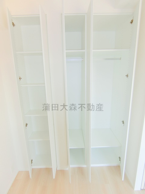 コンフォリア・リヴ大森西の設備|洋室3.2帖の収納　クローゼット