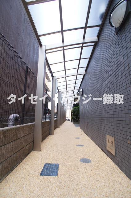 芝コーポ５号館のロビー|エントランスまで屋根があり雨の日も快適です