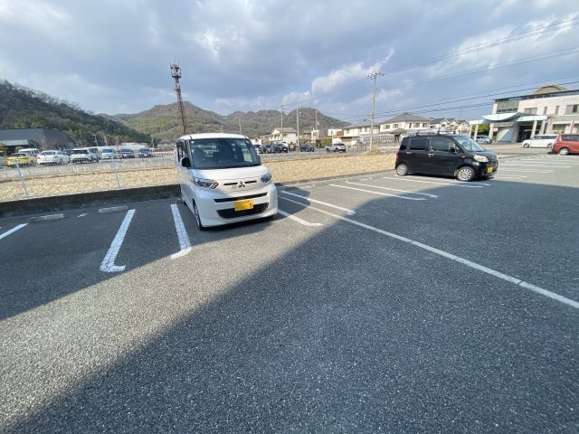 フィオーレ西庄Ｂの駐車場