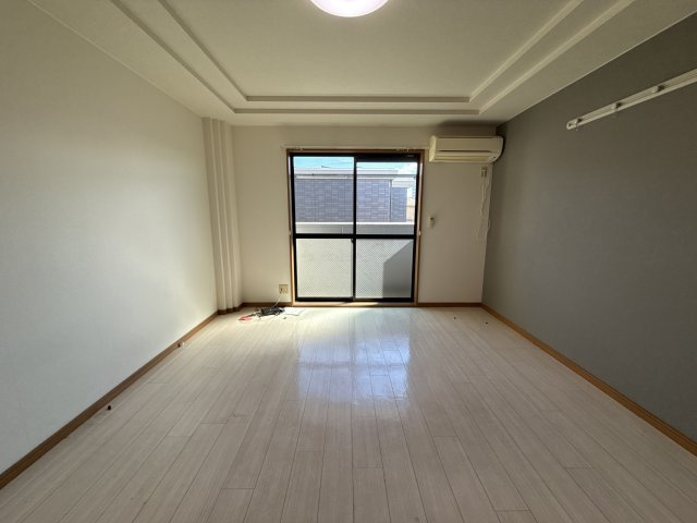 プリムローズの内装|9.3帖の広い洋室