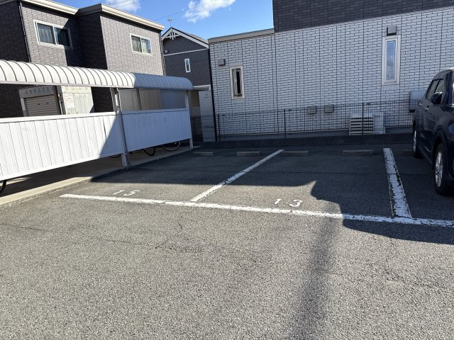 プリムローズの洗面所|カゴなども置ける洗面所