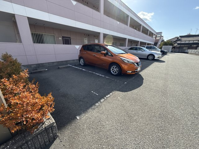 アムールエバーハイツの駐車場