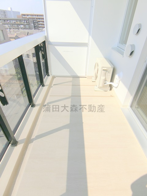 コンフォリア・リヴ大森西のバルコニー|物干し金具付きのバルコニー