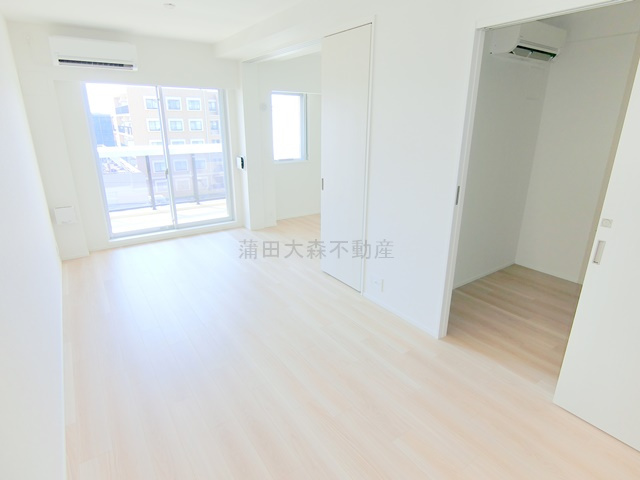 コンフォリア・リヴ大森西の居間・リビング|12.3帖のLDK　カウンターキッチンのリビングダイニングキッチン