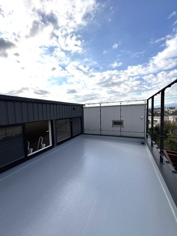 WORK & LIFE HOUSE – 自宅兼アトリエにもなる、片瀬3丁目デザイナーズ邸 –のバルコニー