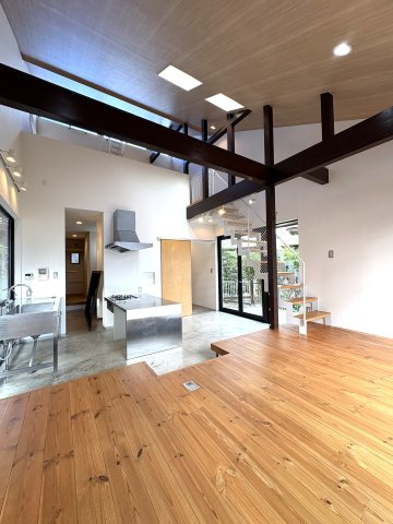 WORK & LIFE HOUSE – 自宅兼アトリエにもなる、片瀬3丁目デザイナーズ邸 –の居間・リビング