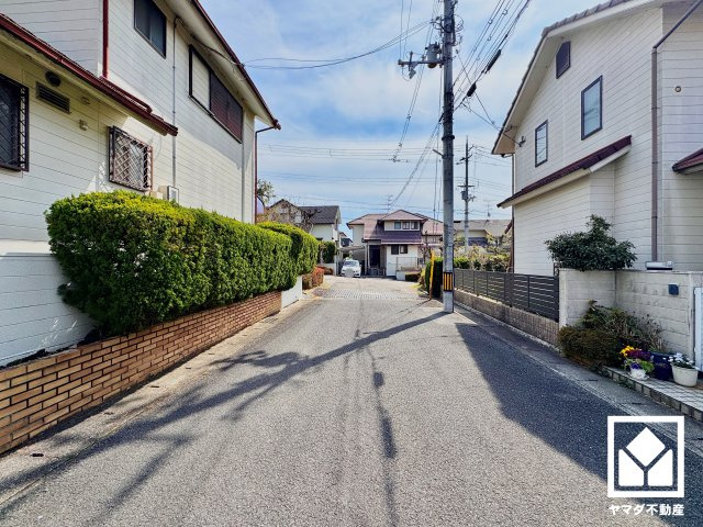 宇治市羽戸山３丁目の前面道路含む現地写真