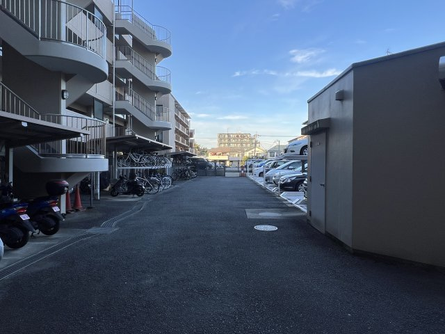 new feather 新羽駅が最寄り！【クリオ綱島十番館】の駐車場