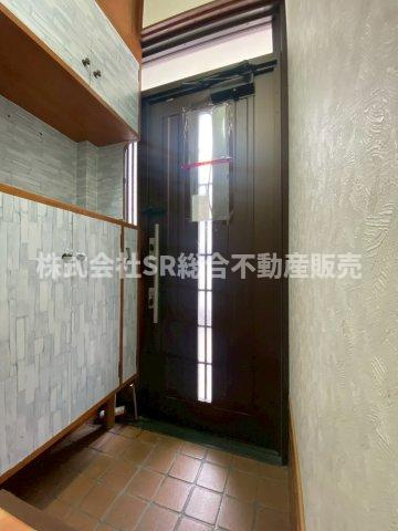 花園東町3丁目中古戸建の玄関|玄関スペースはシューズボックス付き