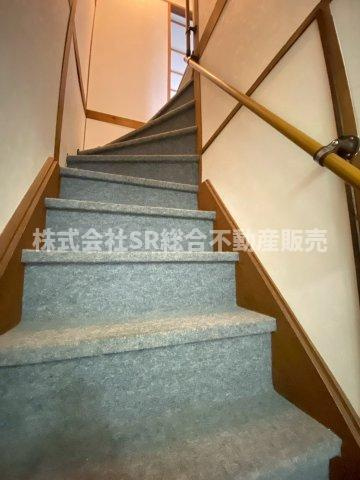 花園東町3丁目中古戸建の内装|階段には手摺があるので安心です。