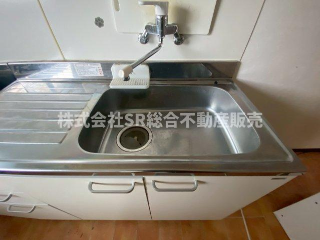 花園東町3丁目中古戸建のキッチン|シンクもピカピカです