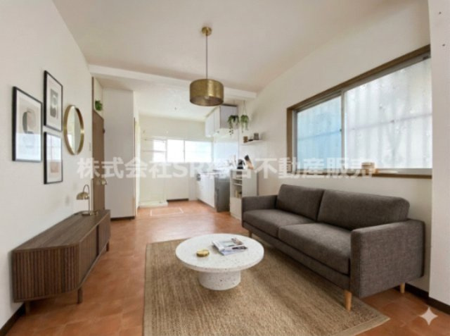 花園東町3丁目中古戸建の居間・リビング|1階を1フロアにリフォーム歴がございます☆（家具はCGによるイメージです。）