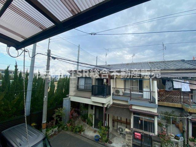 花園東町3丁目中古戸建の前面道路含む現地写真|バルコニーから緑も臨めます