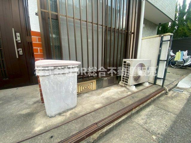 花園東町3丁目中古戸建の外観|ガーデニング等も楽しめそうな小スペース有