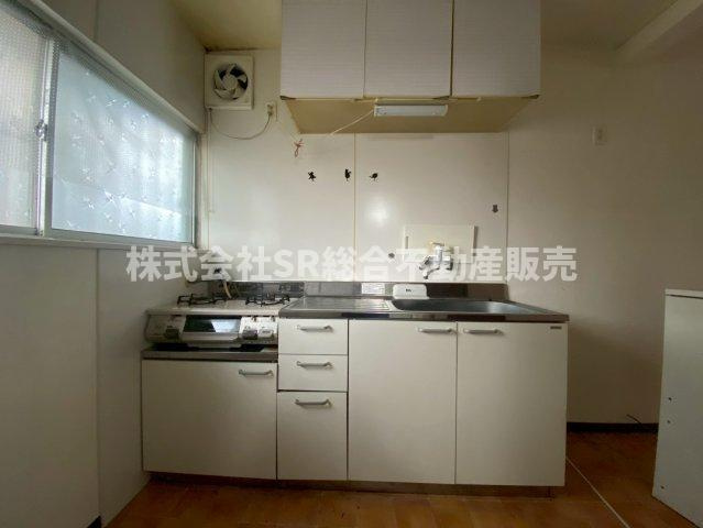 花園東町3丁目中古戸建のキッチン|シンプルな白基調のキッチン