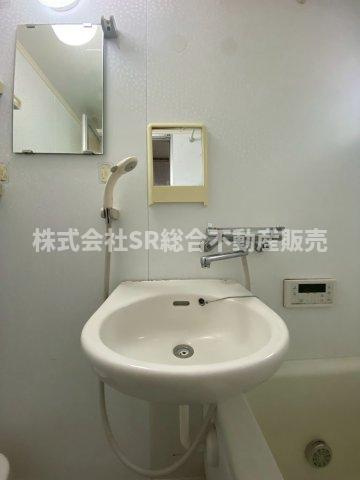 花園東町3丁目中古戸建の浴室|浴室内に洗面スペースがあります