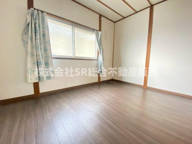 花園東町3丁目中古戸建の洋室|陽が降り注ぐ洋室