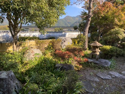  | 氷上町沼中古戸建480万円 | 縁側からの中庭の眺め